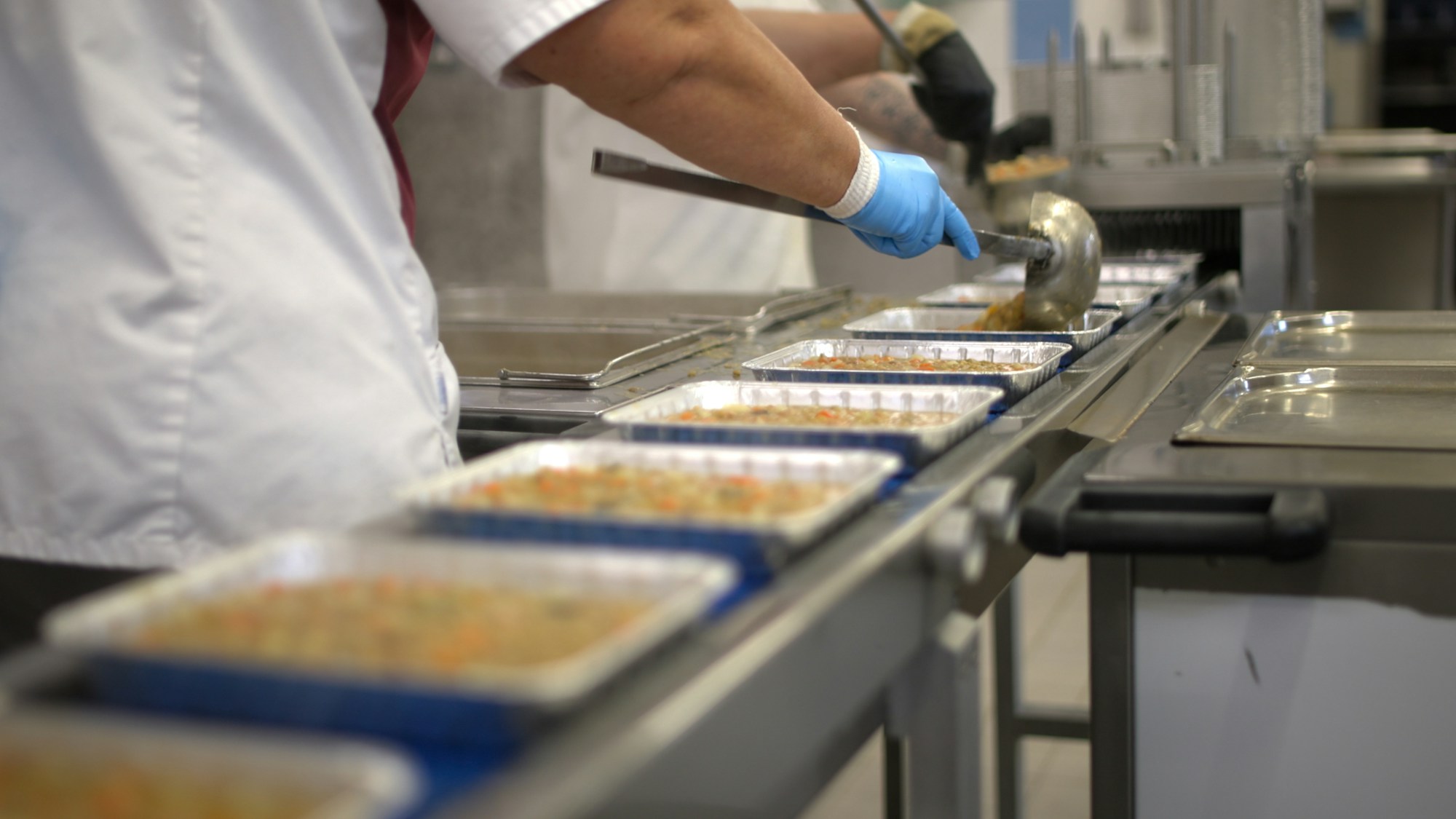 Preparación y empaque de alimentos en una cocina comercial